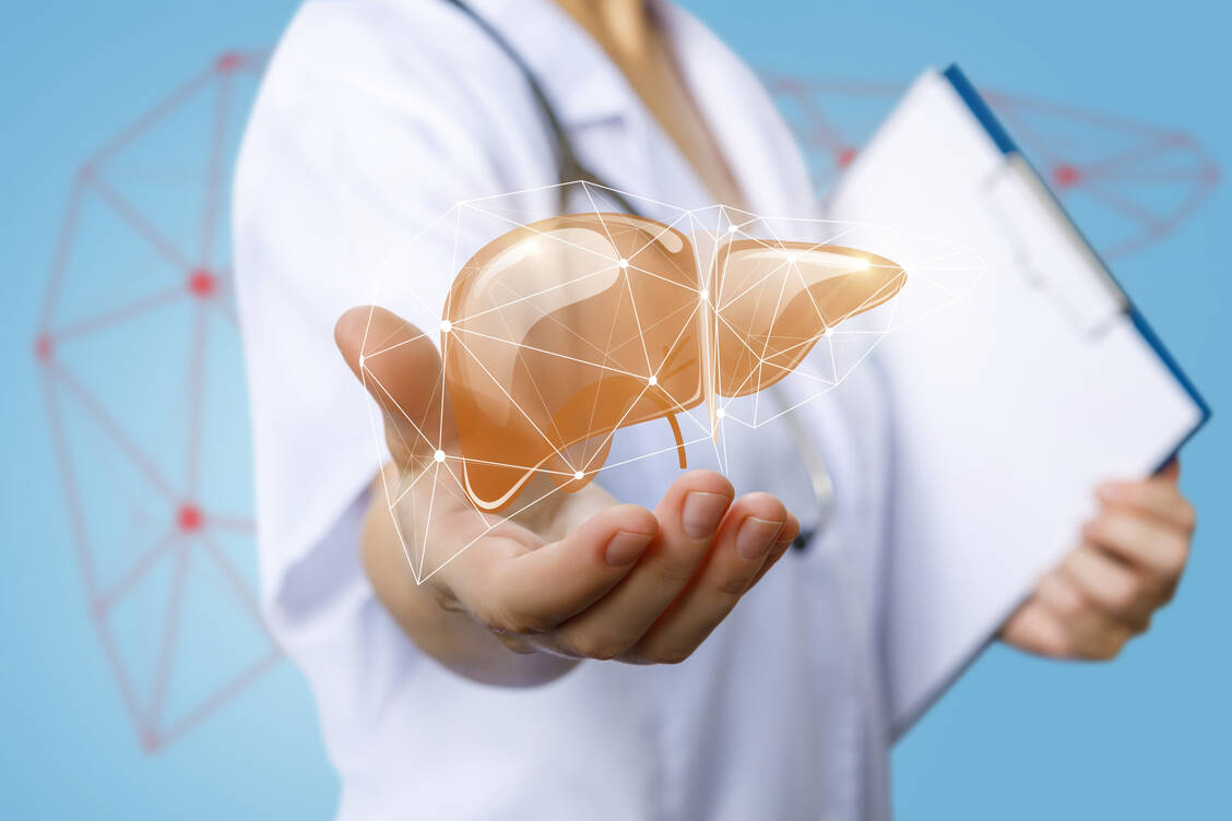 Hepatitis B ist hochansteckend und heilt – bei Erwachsenen zumindest – meist wieder aus. Dennoch bleibt ein Reaktivierungs-Risiko. Kinder haben dagegen ein sehr hohes Risiko einer gefährlichen Chronifizierung. Eine Impfung kann vor beidem schützen. / © Adobe Stock / natali_mis