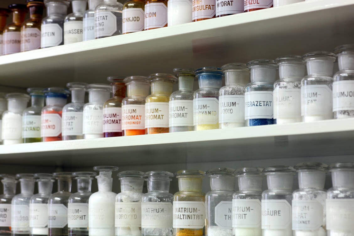 Zur Prüfung von Ausgangsstoffen muss die Apotheke viele Chemikalien bevorraten. Pikrinsäure kann dabei zum Problem werden. doch es gibt Alternativen zur explosiven Chemikalie.  / Foto: Getty Images/Hemme