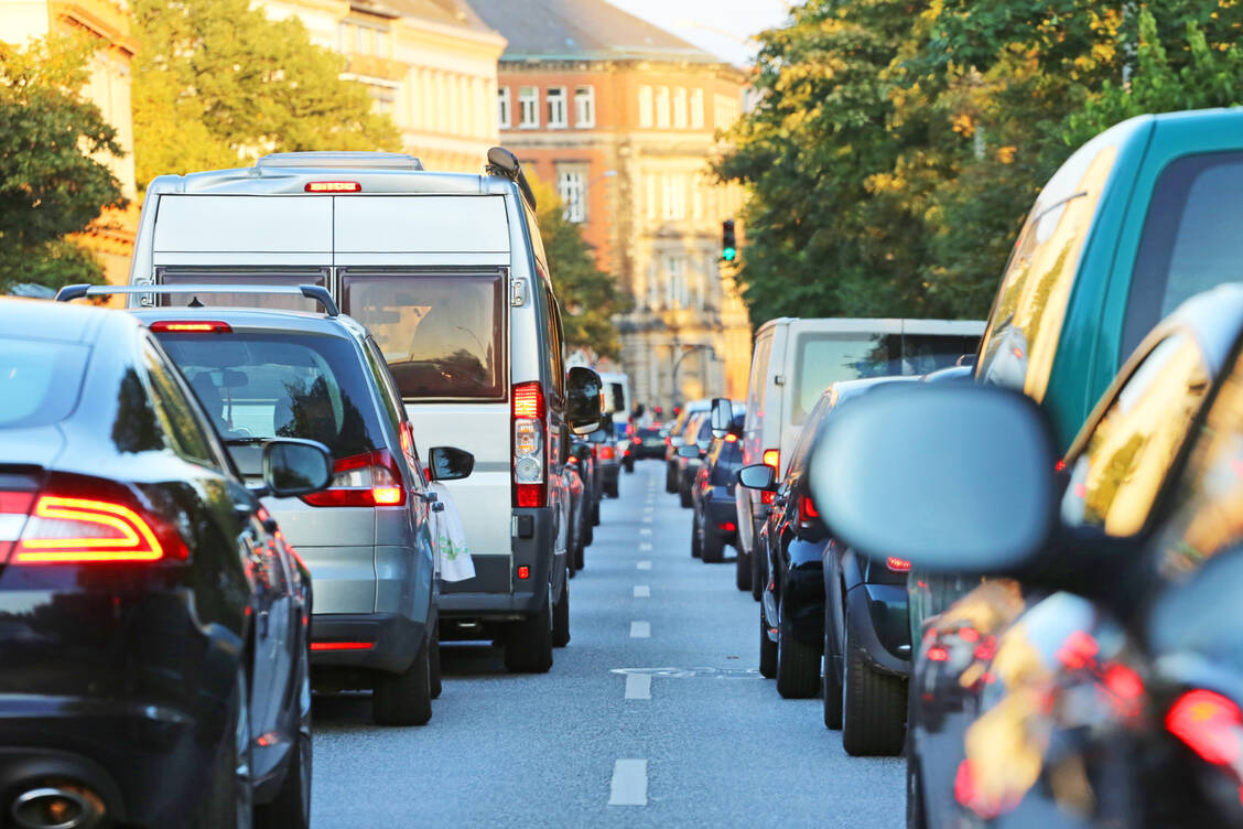 Beim Autoverkehr spielen neben Feinstaub auch andere Schadstoffe wie Stickoxide eine Rolle. Häuserschluchten und Berufsverkehr sollte man nach Möglichkeit meiden. / © Getty Images/Canetti