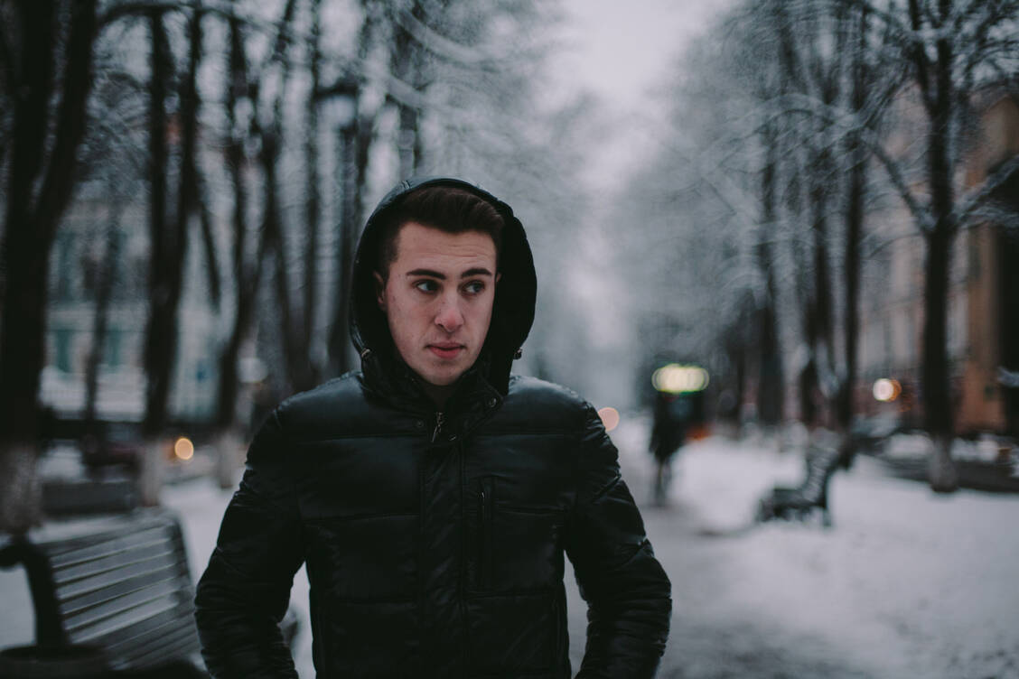 Mit dunklen Tagen und trübem Wetter verdüstert sich oft auch die Stimmung. Bestimmt die Melancholie jedoch mehr und mehr den Alltag, könnte eine Winterdepression dahinterstecken. / Foto: Getty Images/
Cavan Images