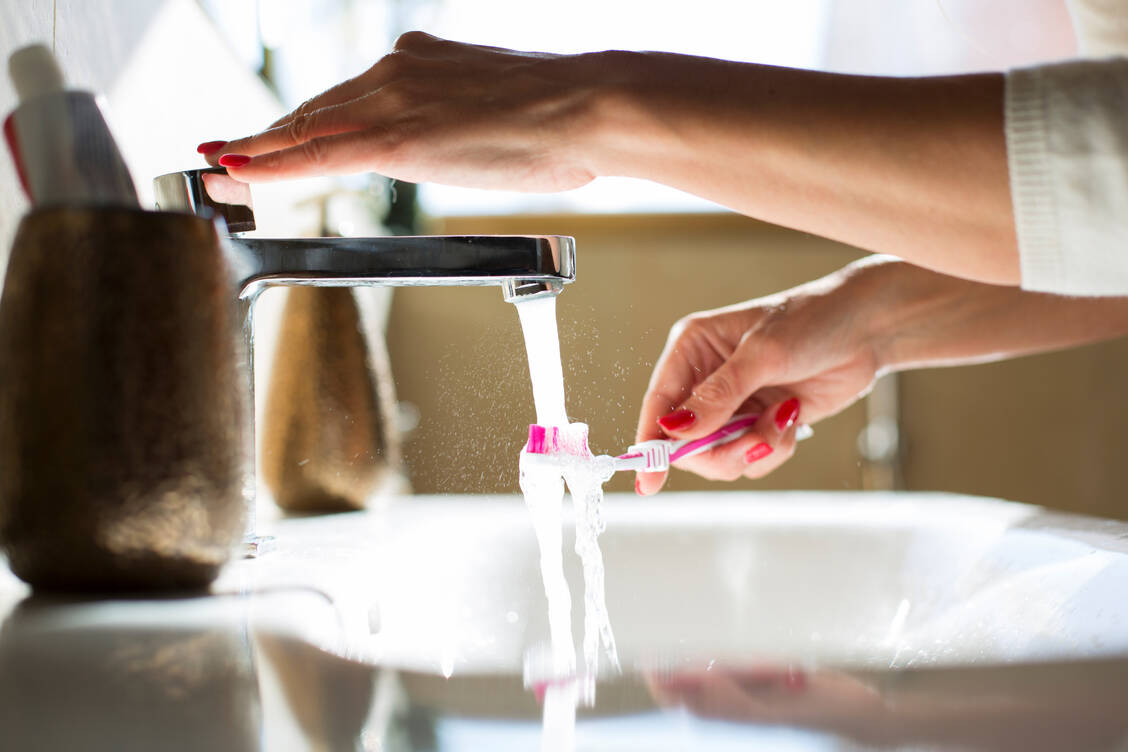 Einer Parodontitis kann man vorbeugen: durch gute Mundhygiene mit Zähneputzen, der regelmäßigen Verwendung von Zahnseide und Zahnzwischenraumbürsten. / Foto: Getty Images/Kathrin Ziegler
