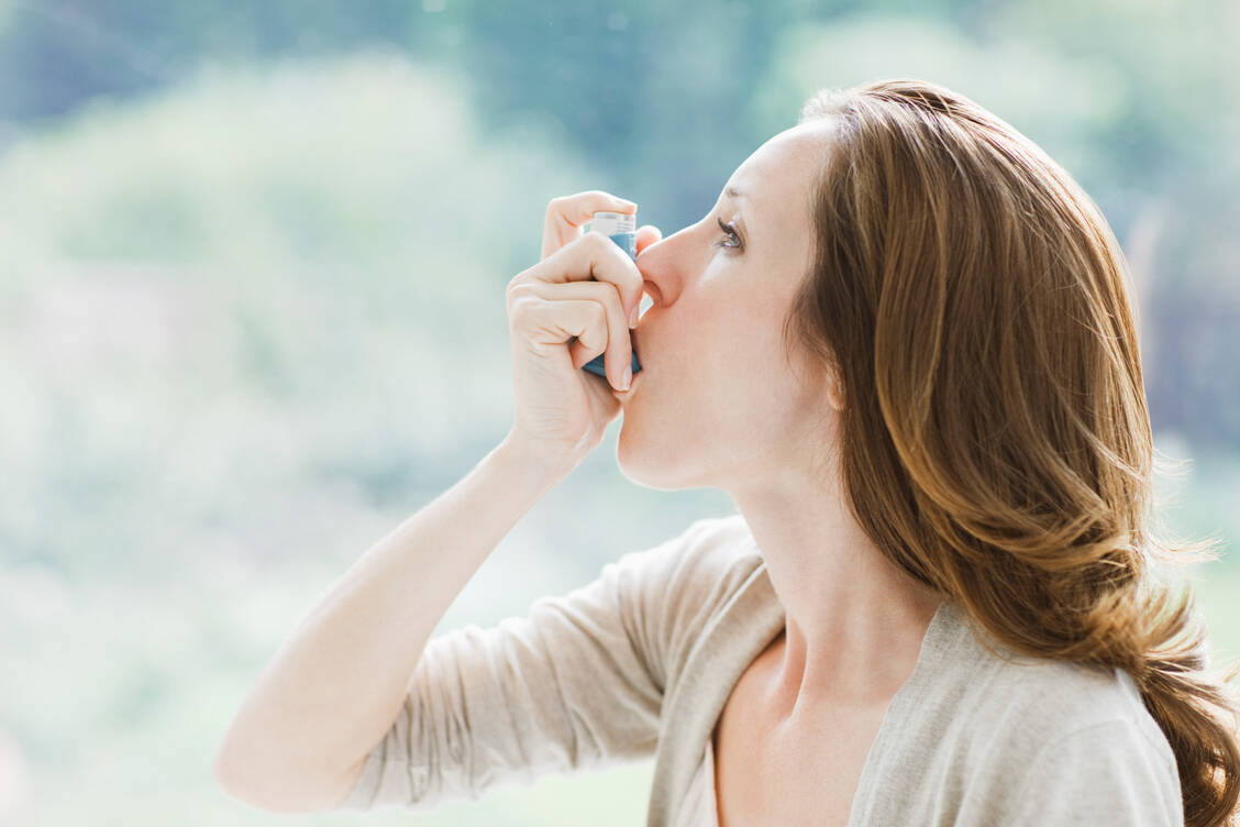 Die richtige Inhalationstechnik trägt wesentlich zum Erfolg der Asthmatherapie bei. / © Getty Images/Tom Merton