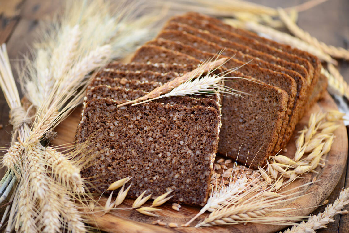 Vollkornbrot ist gesund. Dennoch greifen viele Verbraucher lieber zu helleren Broten. / © Adobe Stock/photocrew