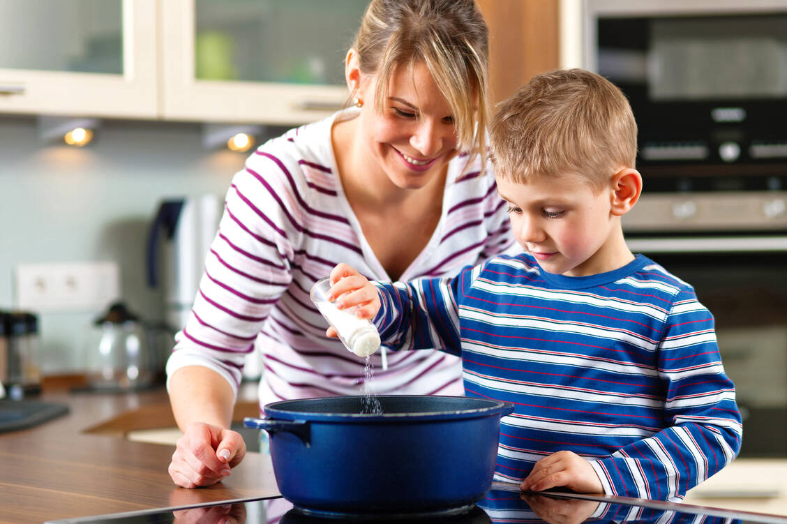 Früh übt sich: Wer gesundes Kochen von Anfang an lernt, hat es später leichter, sich bewusst zu ernähren. / Foto: Fotolia/Kzenon