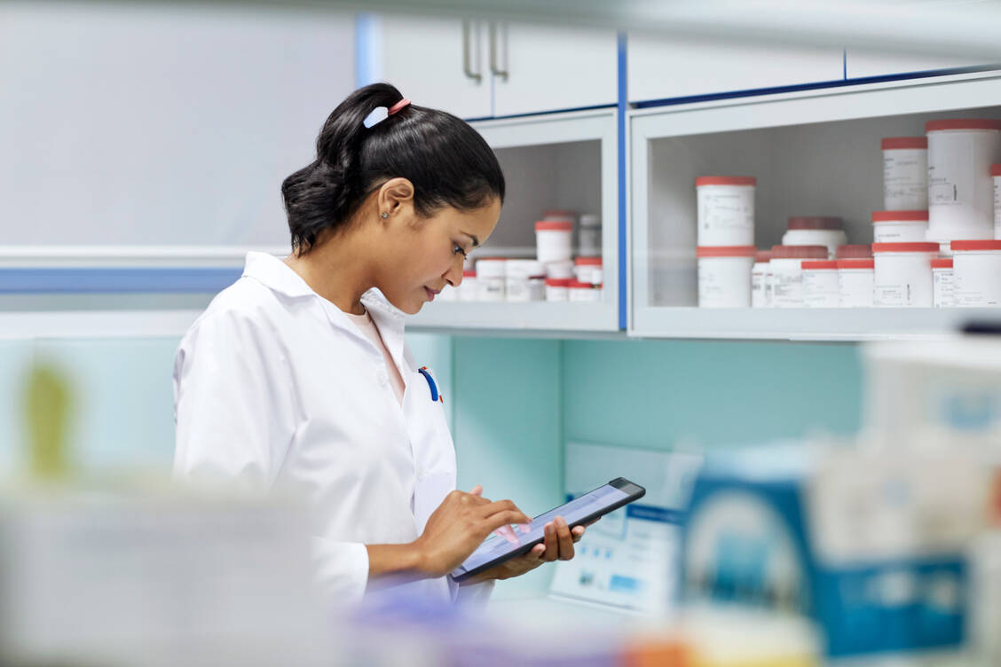 Jedes Jahr bereiten Deutschlands Apotheken viele Millionen individueller Rezepturarzneimittel für Patienten zu. Oft sind es qualifizierte PTA, die diese in apothekeneigenen Laboren herstellen. Die Anforderungen an die Qualität sind hoch – schließlich gilt es Wirksamkeit, Stabilität und Sicherheit der Rezepturen zu gewährleisten und zu dokumentieren.       / Foto: Getty Images/Abel Mitjà Varela