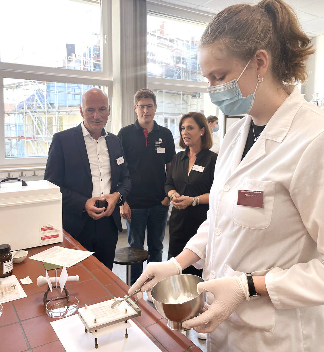 Der Rundgang durch die Schule bot einen lebendigen Einblick in die Praxiseinheiten der Ausbildung.  / Foto: Völker-Schule e.V.