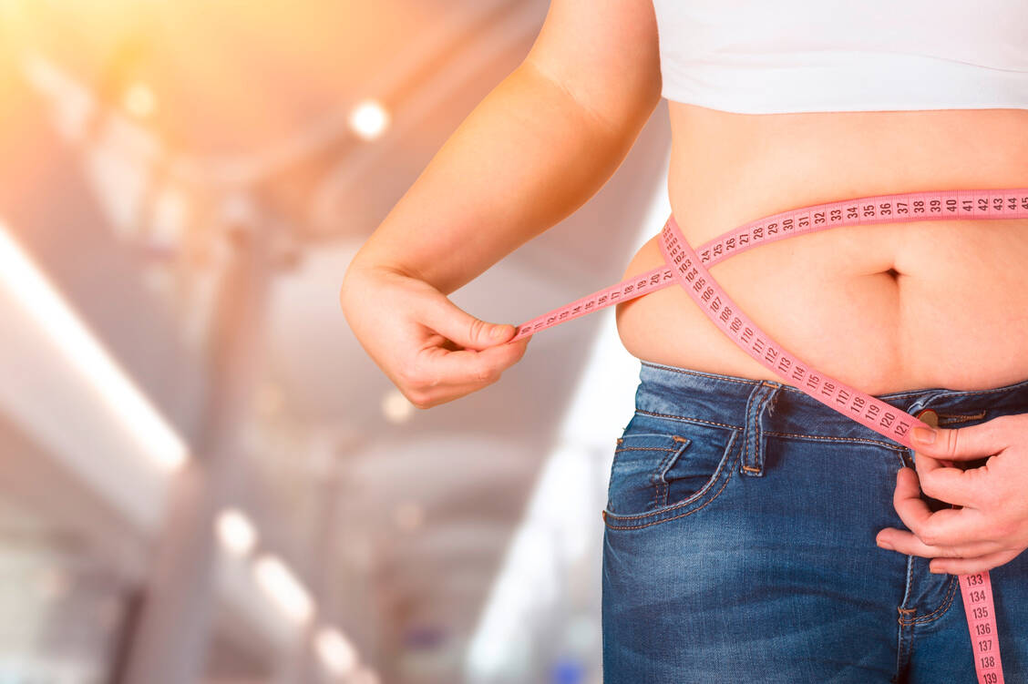 Viele Patienten mit Diabetes Typ 2 haben Übergewicht. Die Gewichtsreduktion ist dann eine zentrale Säule der Therapie. Hierbei könnte Tirzepatid helfen. / Foto: Adobe Stock/BillionPhotos.com