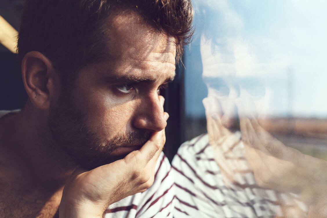 Oft gemeinsam: Depressionen können zu Schmerzen führen und chronische Schmerzen wiederum gehen auch häufig mit Depressionen einher. / Foto: Adobe Stock/marjan4782