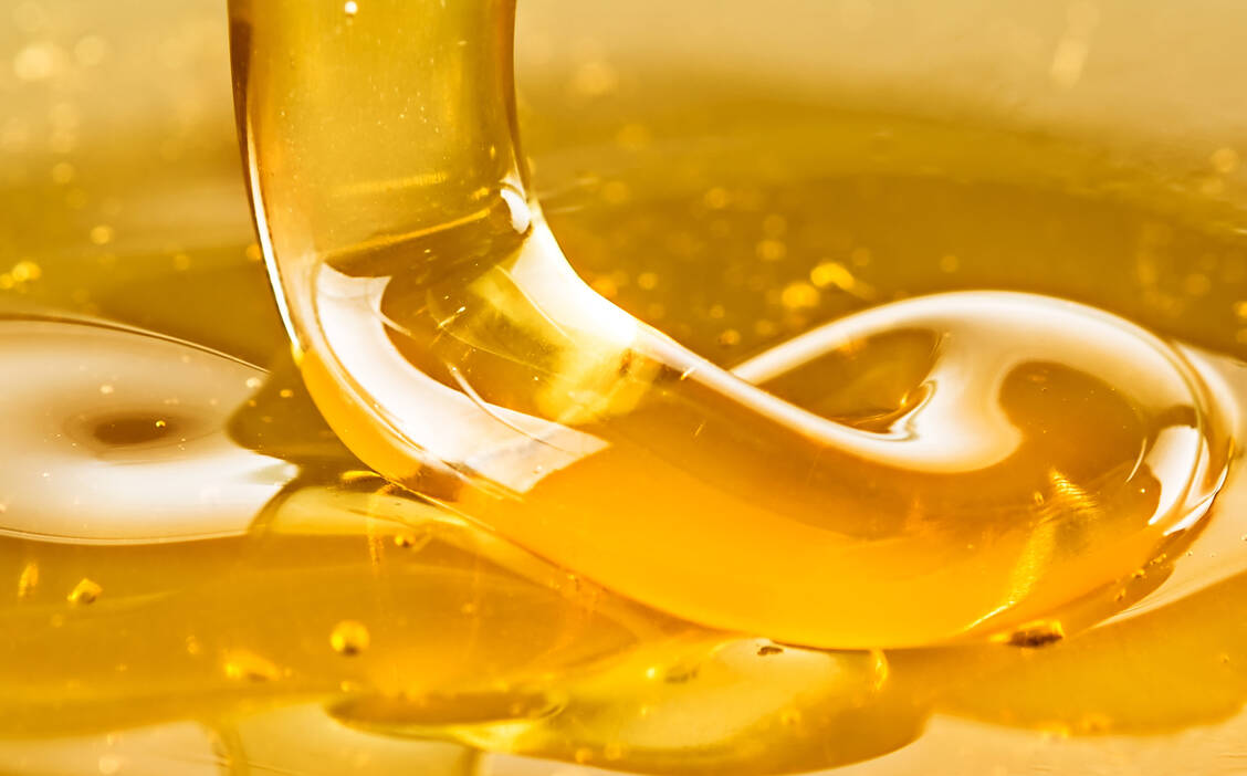 Propolis verändert je nach Temperatur seine Konsistenz: Über 30 Grad Celsius ist das Material geschmeidig und klebrig, unter 15 Grad Celsius hingegen fest und spröde. / © Adobe Stock/Oleksii Sergieiev