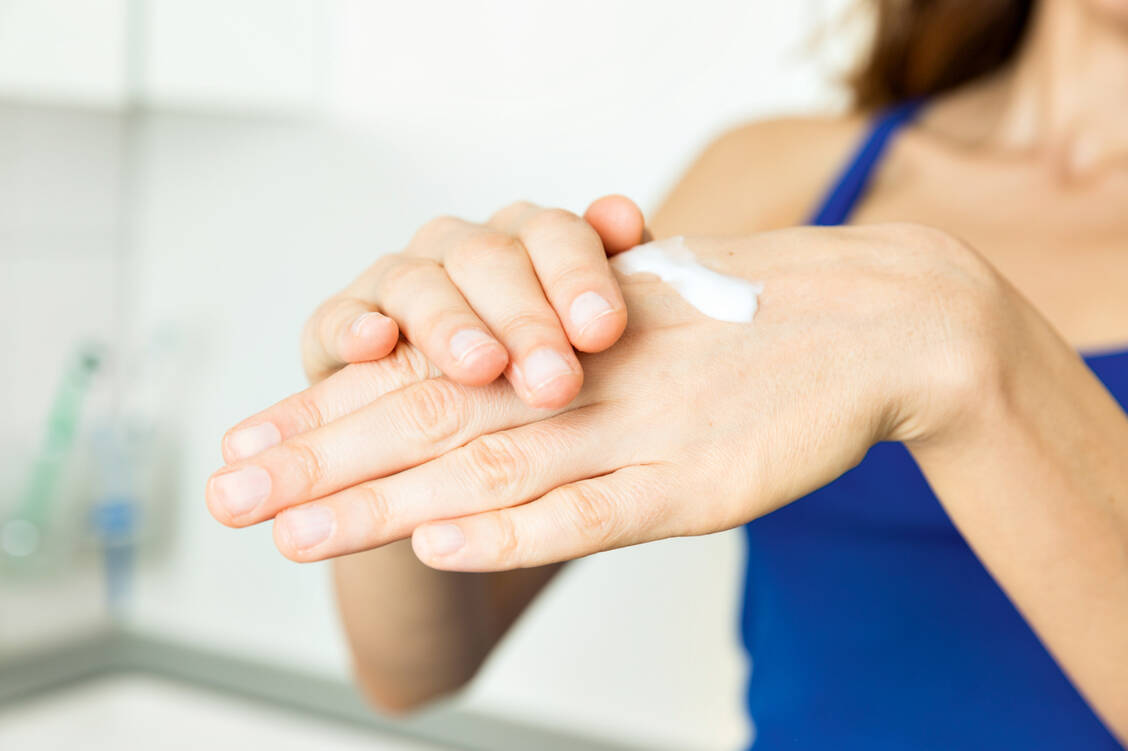 Wenn die Haut juckt und spannt, fehlt es möglicherweise an Harnstoff, der ein Teil des natürlichen Hydro-Lipid-Films ist.. Hier können Harnstoff-haltige Cremes helfen.  / Foto: iStock/DenizA