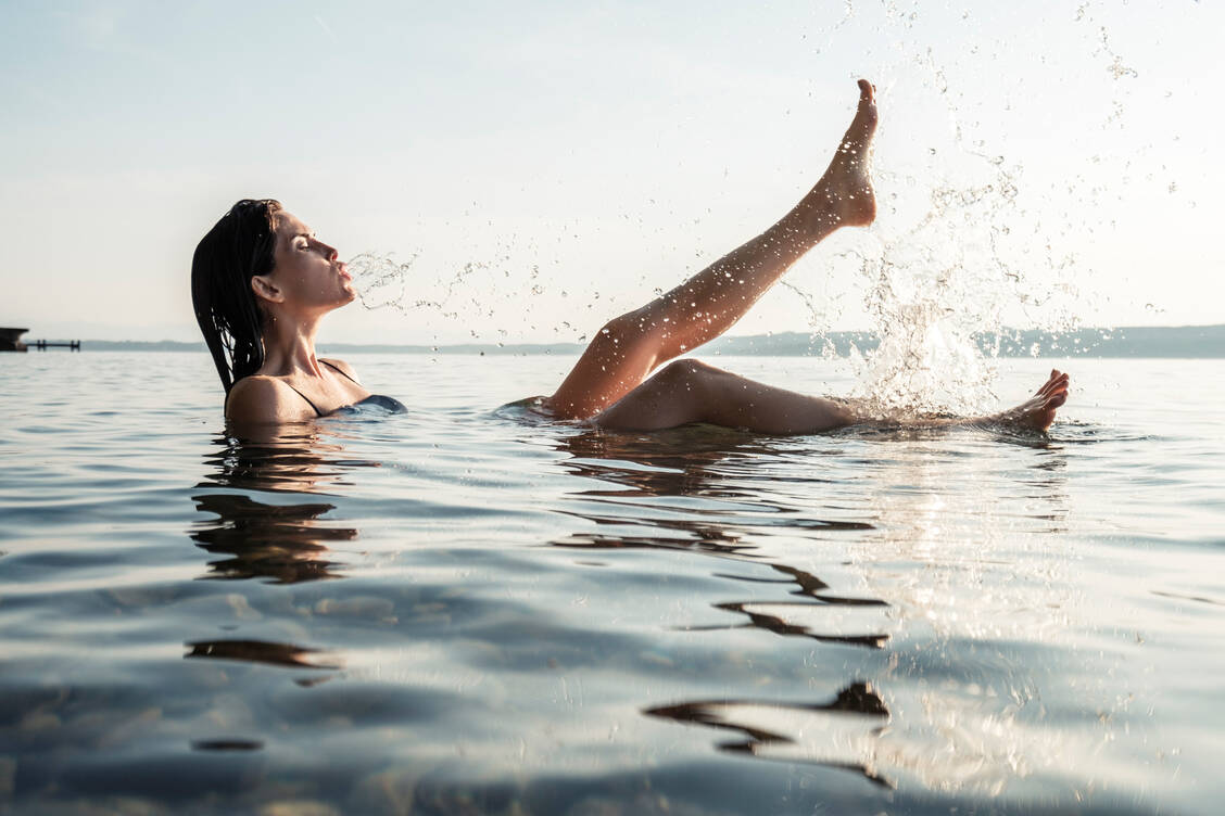 Die meisten Badegewässer in Deutschland haben eine gute Wasserqualität. Lokale Behörden weisen in der Regel darauf hin, wenn ein Gewässer mit bestimmten Erregern wie Zerkarien belastet ist. Auch die lokale Presse informiert.  / © Getty Images/Westend61