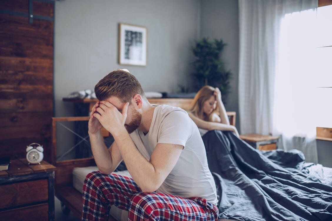 Ein übertriebener Pornofilm-Konsum kann nicht nur den Blick auf den »normalen« Sex verzerren und die Erwartungen überhöhen. Er kann auch zu Potenzprobleme führen. / Foto: Getty Images/South_agency