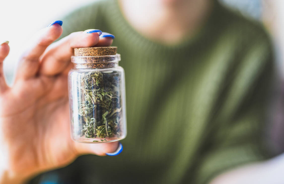 Ein persönlicher Kontakt mit einem Arzt oder einer Ärztin soll Voraussetzung für die Verschreibung von medizinischem Cannabis werden. / © Getty Images/ ArtistGNDphotography