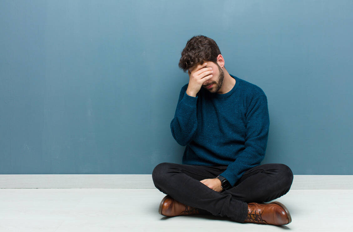 Viele Menschen fühlen sich zu Jahresbeginn niedergeschlagen, traurig, müde oder antriebslos. Doch warum ist das so? / © Adobe Stock/kues1