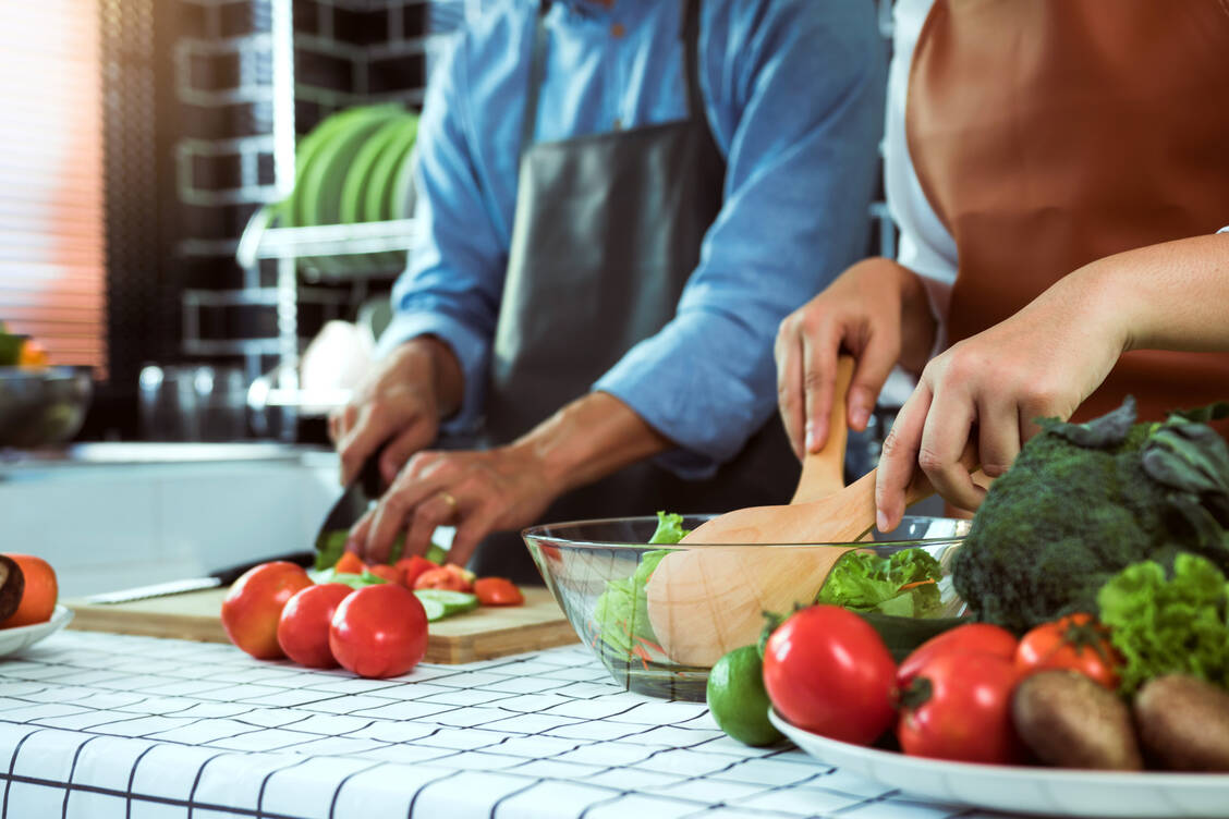 Immerhin drei Viertel aller Deutschen greifen mittlerweile mindestens einmal am Tag zu Obst und Gemüse. / Foto: Adobe Stock/wutzkoh