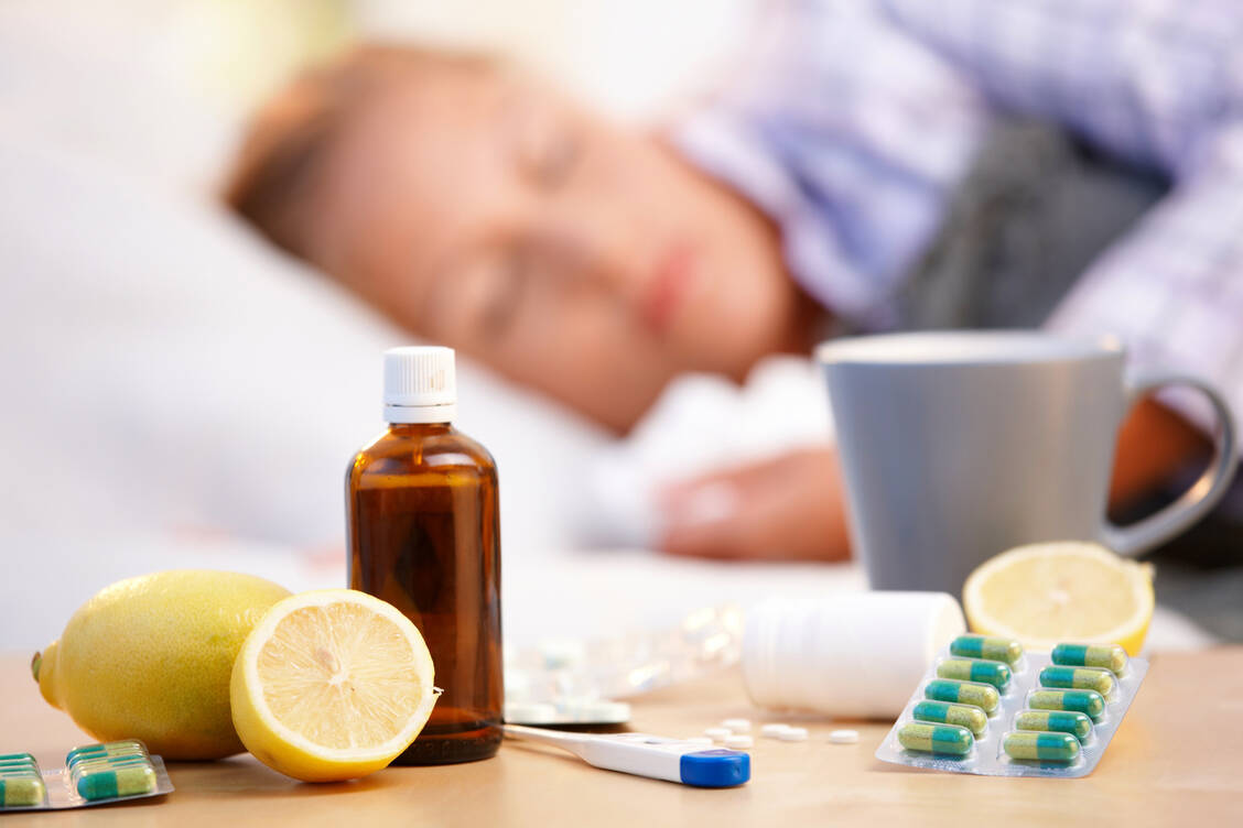 Was bringen Vitamin C, Ruhe, Eis, warmes Bier und Nasenspray bei Erkältung wirklich? / © Adobe Stock/nyul