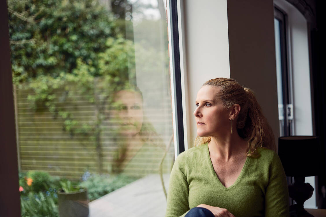 Bestimmte Antidepressiva können eine Gewichtszunahme begünstigen, was Patientinnen und Patienten belasten kann. Hier ist Beratung wichtig. / © Getty Images/Westend61/Phillip Waterman