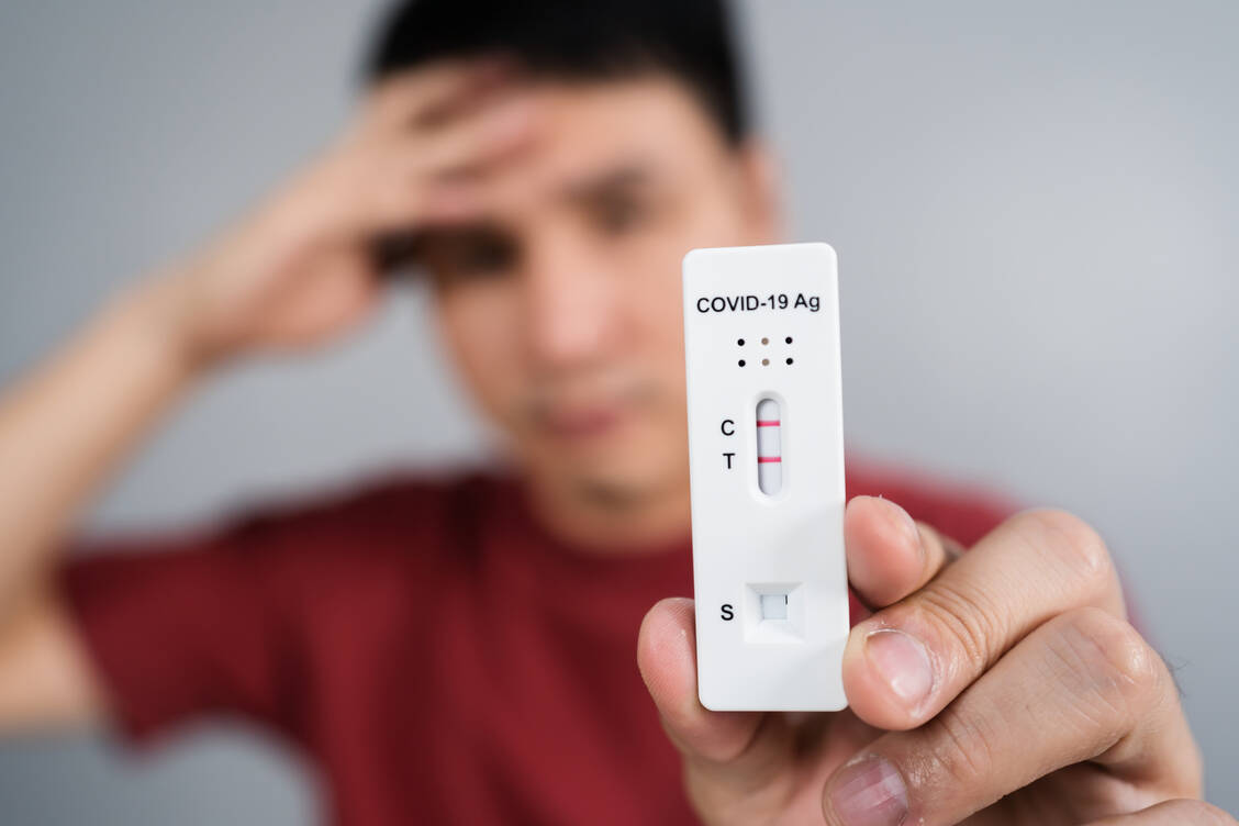 Positiver Schnelltest trotz Corona-Impfung? Das kann vorkommen, meist verläuft die Erkrankung jedoch nicht so schlimm wie ohne Impfung. / Foto: Adobe Stock/geargodz