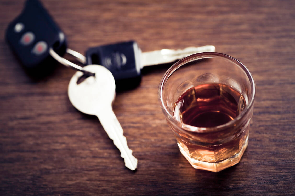 Alkohol am Steuer erhöht das Unfallrisiko. / Foto: Getty Images/alejandrophotography