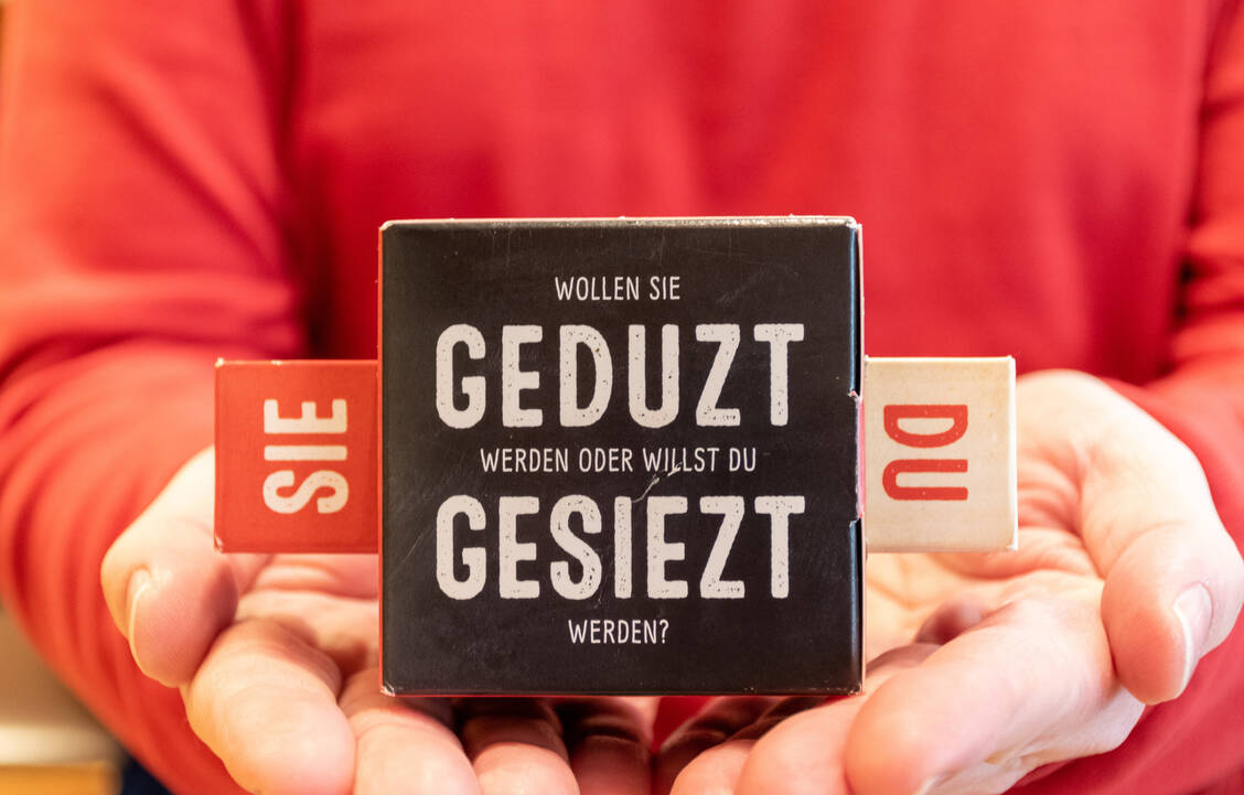 Duzen oder Siezen? Oft gilt: Es ist kompliziert. / Foto: Adobe Stock/MW Photography
