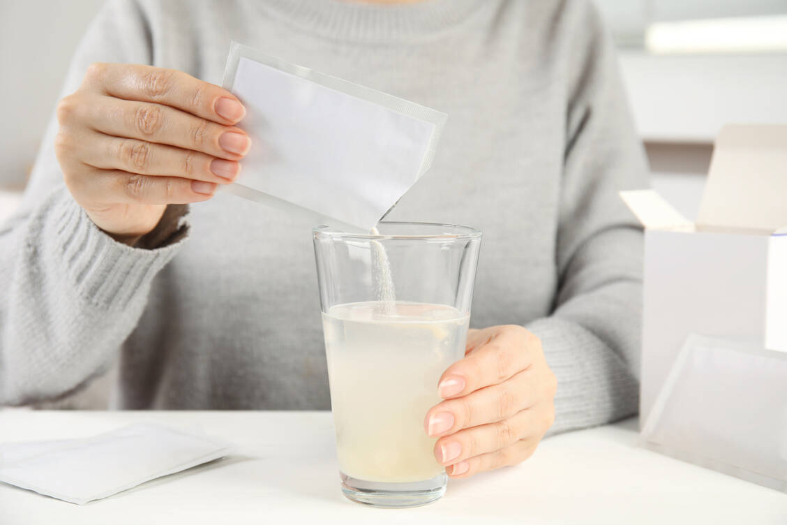 Laut Deutscher Gesellschaft für Neurologie gebe es Hinweise, dass osmotisch wirksame Laxanzien bei dauerhafter Einnahme das Darmmikrobiom verändern – was wiederum die Darm-Hirn-Achse beeinflussen könnte. Ob darin der Grund für die Assoziation mit dem erhöhten Demenzrisiko liegt, ist jedoch unklar. / Foto: Getty Images/Liudmila Chernetska