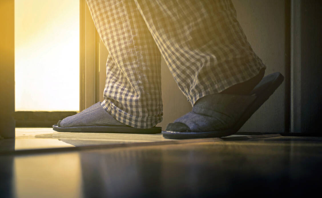 Viele Männer scheuen die Untersuchung der Prostata zur Krebsvorsorge, aber auch, um eine gutartige Vergrößerung zu erkennen, in deren Rahmen die Harnblase nur noch schlecht entleert werden kann, auch nicht bei mehrfachen Toilettengängen tags wie nachts.  / Foto: Getty Images/Sergey Dogadin