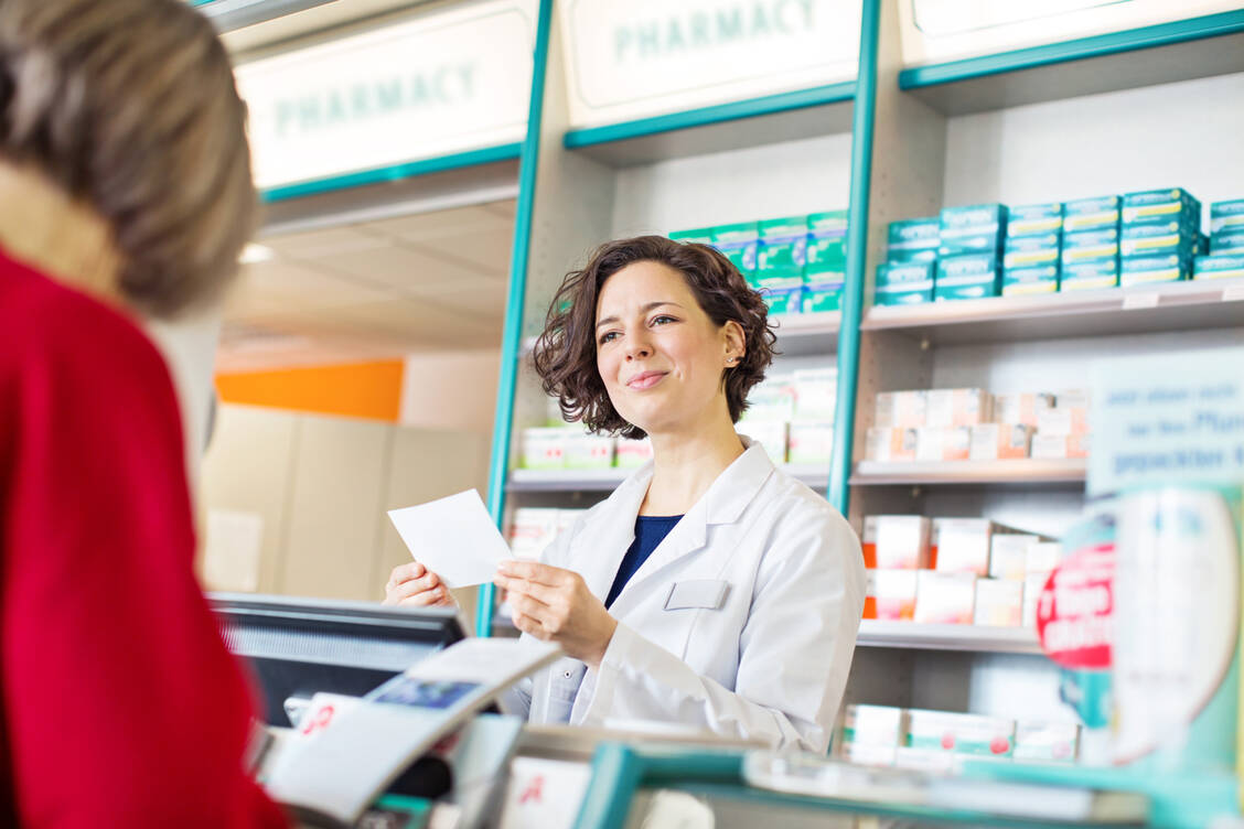 Apotheken haben mit dem Fachkräftemangel zu kämpfen – viele suchen PTA. / Foto: Getty Images/alvarez