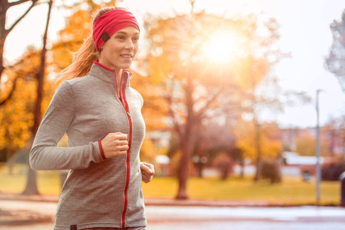 Moderate physical activity promotes the production of synovial fluid and therefore joint health. / Foto: Adobe Stock/ZoneCreative