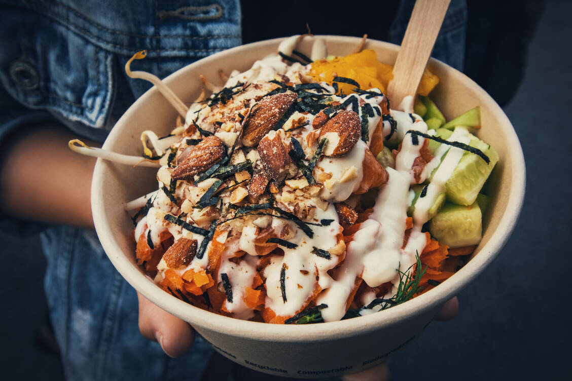 Auch vermeintlich gesund wirkende Bowls können sich durch das Dressing als Zuckerfalle entpuppen. / © Zocha_K/Getty Images