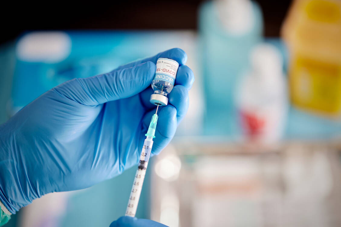 In den mobilen Impfteams in NRW muss kein Apotheker anwesend sein, wenn PTA mRNA-Impfstoffe rekonstituieren. / Foto: Getty Images/Morsa Images