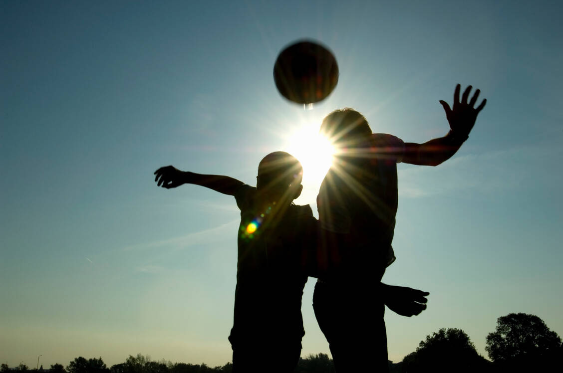 Wiederholte Kopfstöße erhöhen bei Profifußballern das Risiko für eine neurodegenerative Erkrankung.  / Foto: Getty Images/Tara Moore