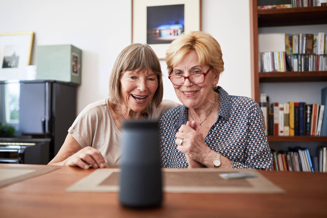 Systeme wie Alexa oder Sprach-Apps auf dem Smartphone könnten bei der Diagnose unterstützen, indem sie Veränderungen der Sprache erkennen. / Foto: Getty Images/Luis Alvarez