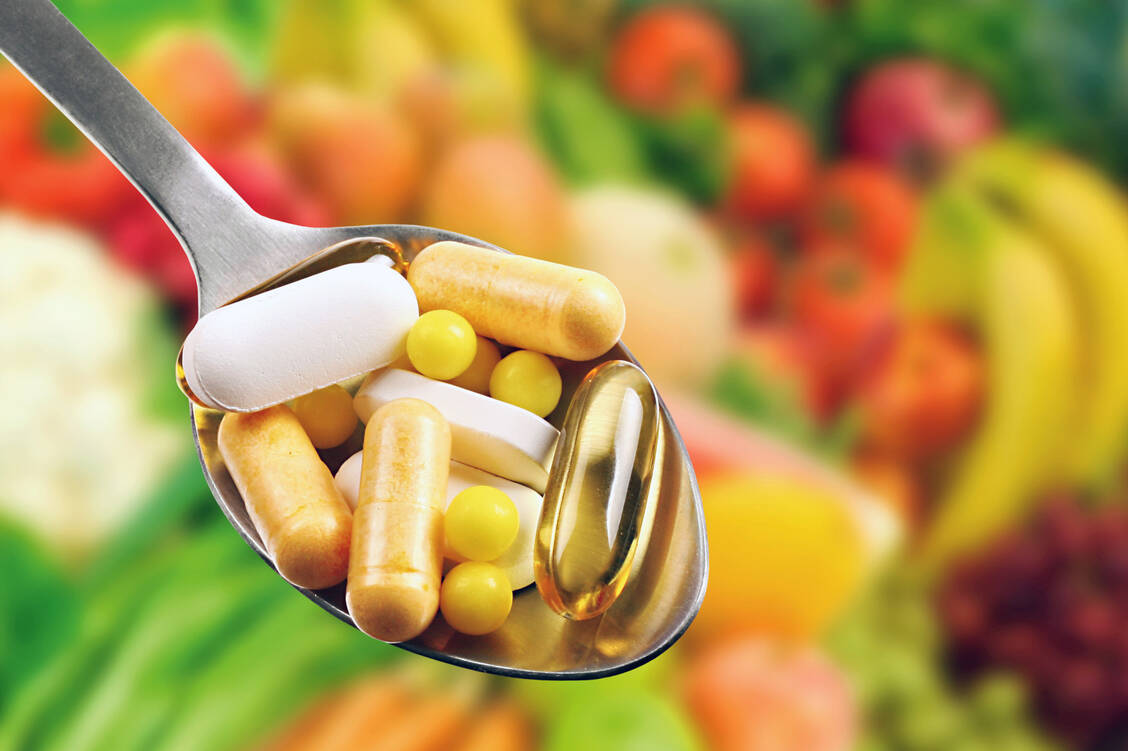 Vitamine in Tablettenform? Bei einer ausgewogenen und vielseitigen Ernährung ist das in der Regel nicht nötig.  / Foto: Shutterstock/ronstik