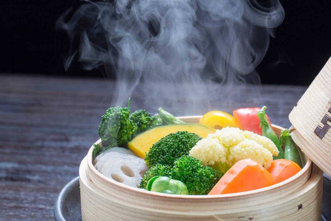 Nicht nur Zwieback und Haferschleim: Auch so kann magenfreundliche Ernährung aussehen.  / Foto: Getty Images/kazoka30