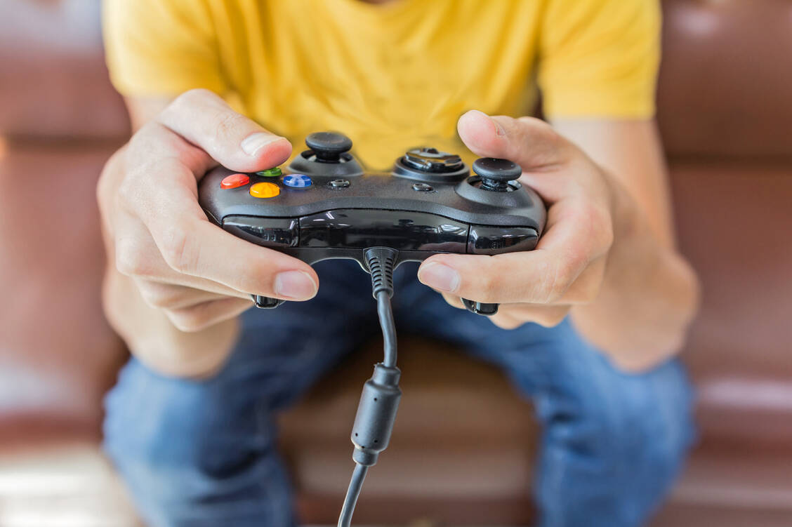 Bei Erwachsenen fand sich ein geringer, bei Kindern und Jugendlichen gar kein Zusammenhang zwischen Videospielen und Übergewicht. / Foto: Shutterstock/GooGag