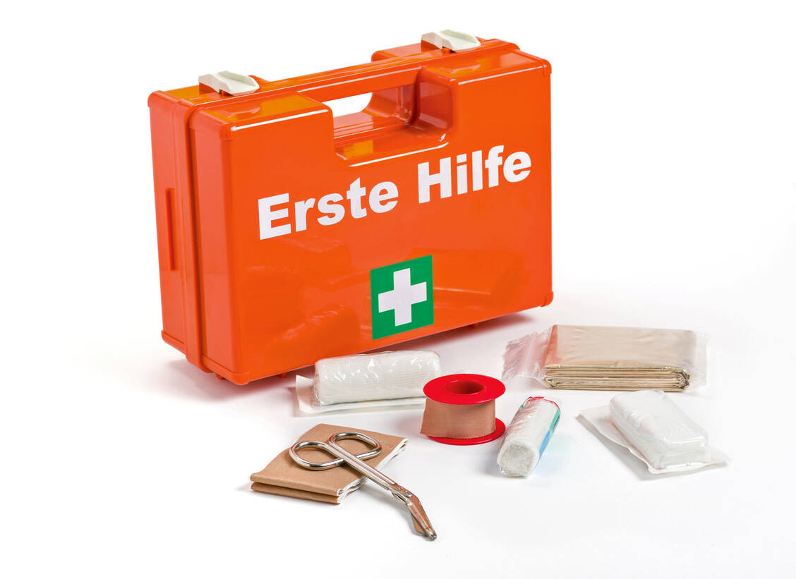 Derzeit ist ein Erste-Hilfe-Koffer normmäßig mit einer stumpfen Schere, Mullbinden vorgeschriebener Größe und einem Dreieickstuch bestückt. Ein Tourniquet und Druckverbände könnten bessere Hilfe leisten.  / Foto: Fotolia/Zerbor