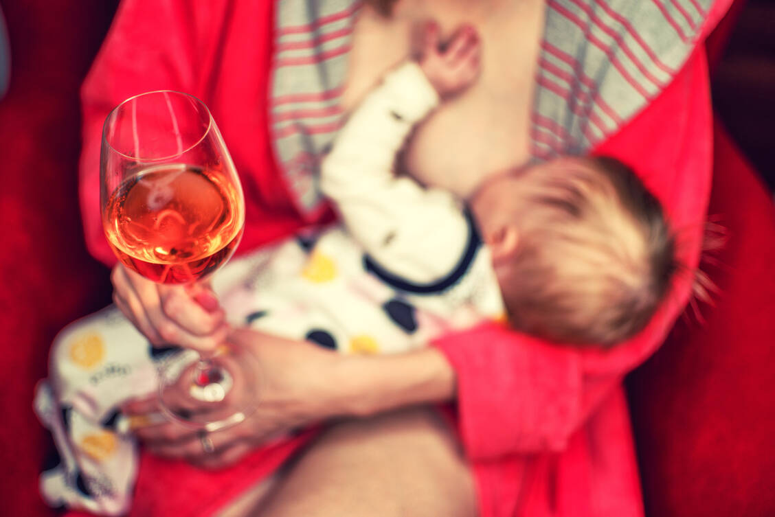 Alkohol sollte nicht nur während der Schwangerschaft, sondern auch danach in der Stillzeit möglichst tabu sein. / © Adobe Stock/Jaroslav Moravcik