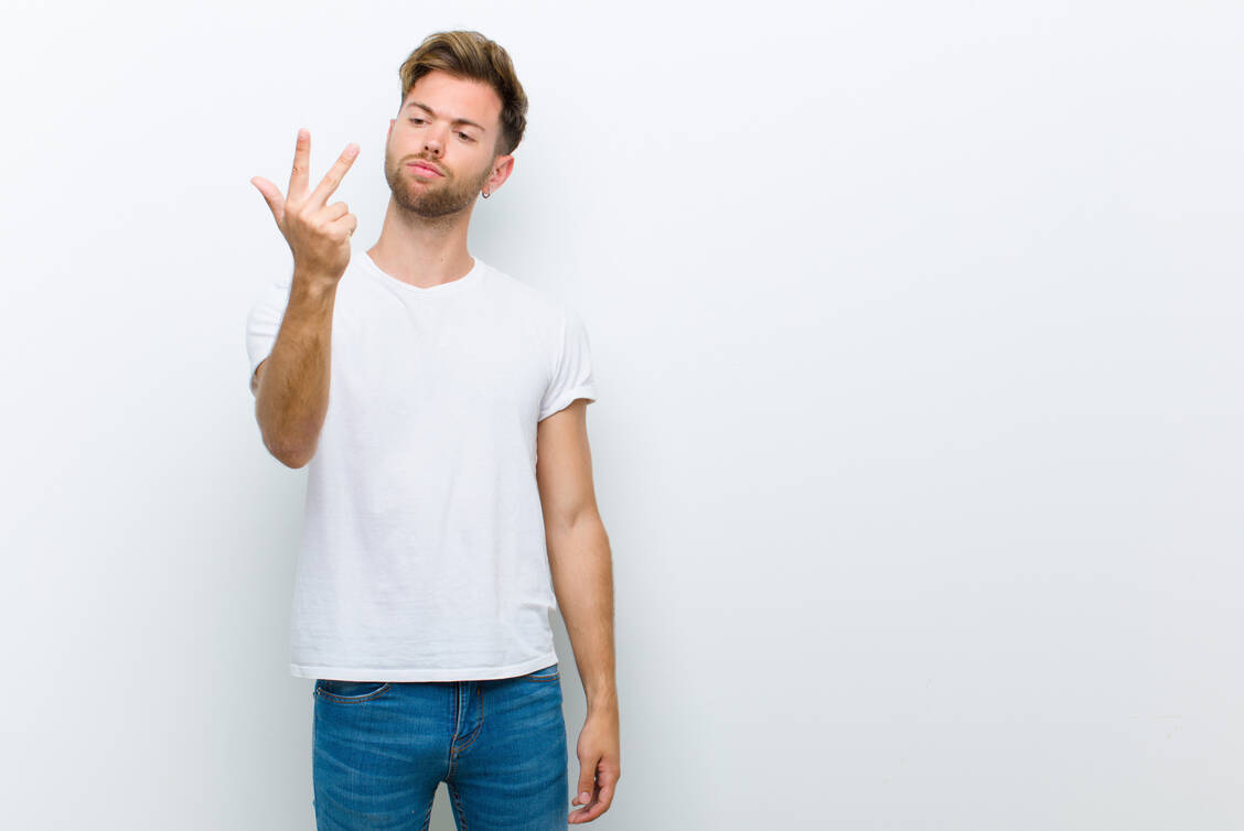 Beim Rückwärtszählen müssen beide Hirnhälften stark miteinander kommunizieren und können so den Schmerz verdrängen.  / Foto: Adobe Stock/kues1