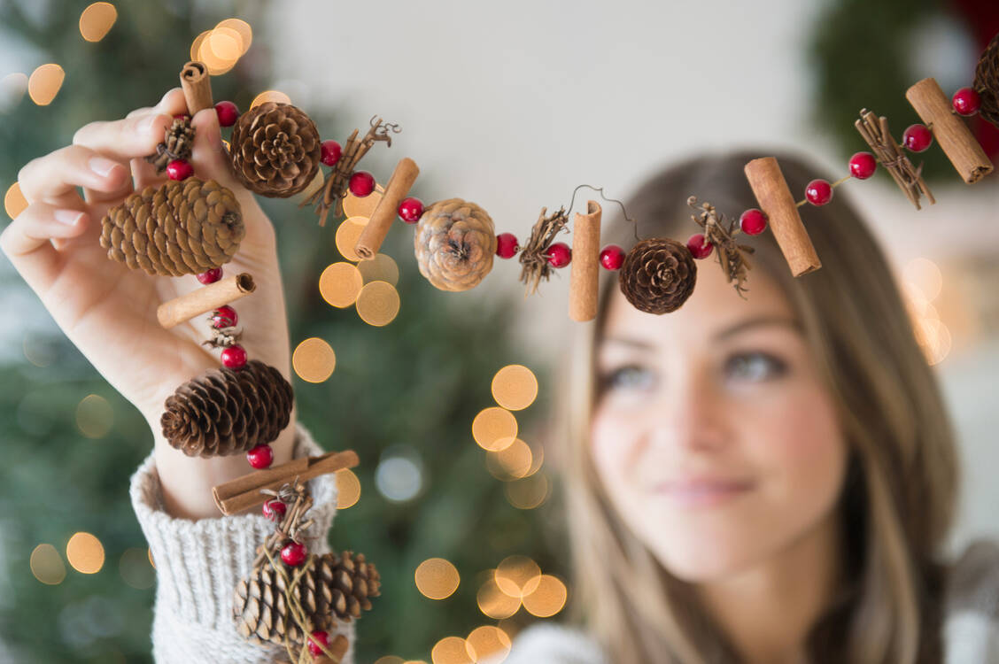 Das Hervorholen von Weihnachtsdekoration kann Erinnerungen an gute Zeiten wecken. / Foto: Getty Images/Jamie Grill
