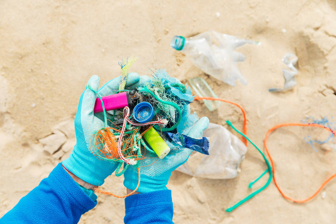 Plastik findet sich überall – und hat von Rohstoffgewinnung bis Entsorgung negative Effekte auf die Gesundheit. / © Getty Images/Westend61