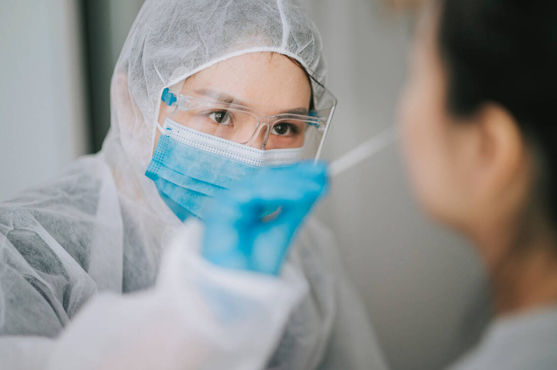 Bisher hatte jeder – auch ohne Corona-Symptome oder konkreten Anlass – Anspruch auf mindestens einen kostenlosen Schnelltest pro Woche durch geschultes Personal. Das soll sich ab heute ändern. / Foto: Getty Images/Edwin Tan