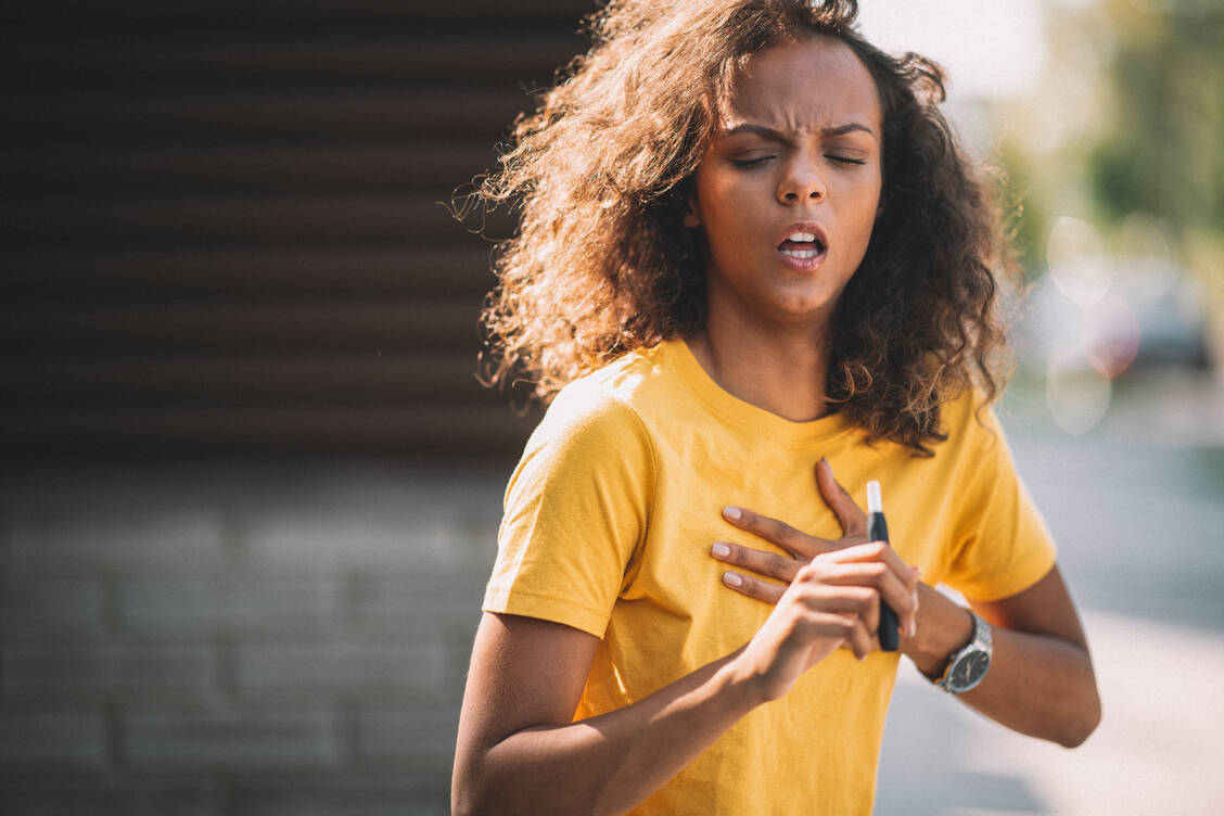 E-Zigaretten sind die gesündere Alternative zu den klassischen Glimmstängeln, gesund ist das Dampfen deshalb noch lange nicht. / Foto: Adobe Stock/JustLife