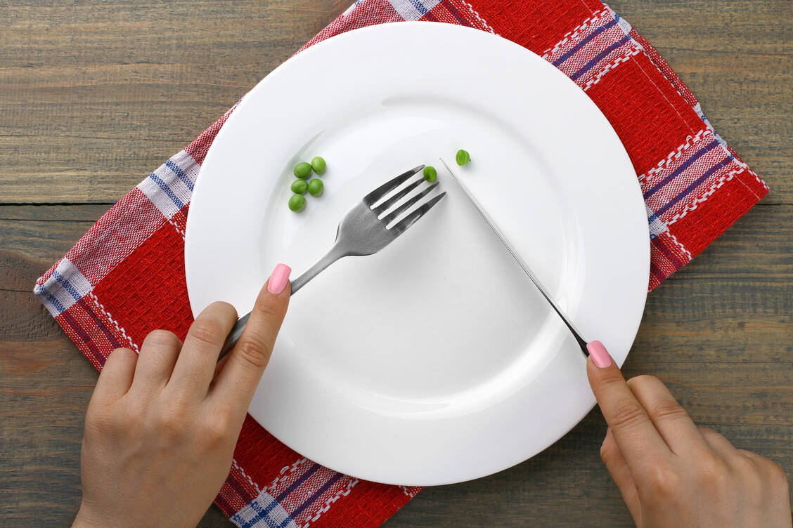 Eine Nulldiät muss und soll nicht sein. Für Diabetiker eignen sich zwei andere Möglichkeiten besser, um Gewicht zu reduzieren: die energiereduzierte Mischkost und Low Carb. / Foto: ©Studio KIVI - stock.adobe.com