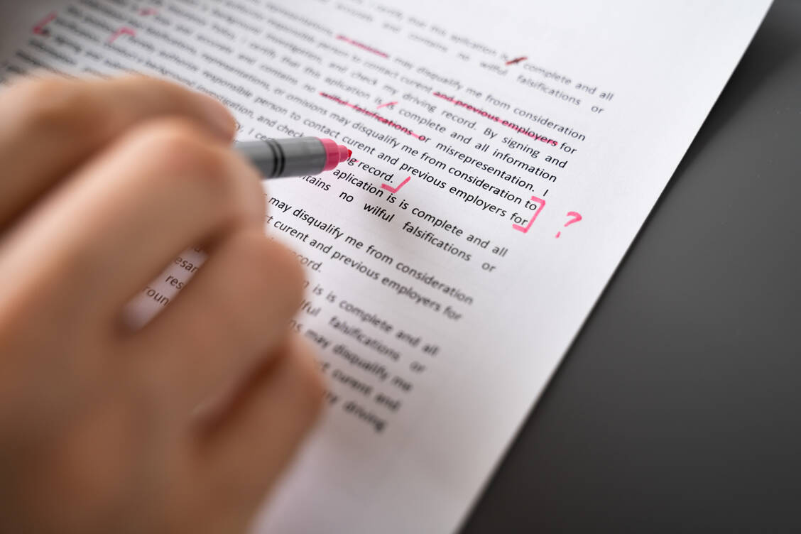 Eine Expertin geht davon aus, dass Studierende KI-Textgeneratoren wie ChatGPT schon breit anwenden. Zu erkennen sind entsprechende Texte aber nur schwer. / Foto: Getty Images/AndreyPopov