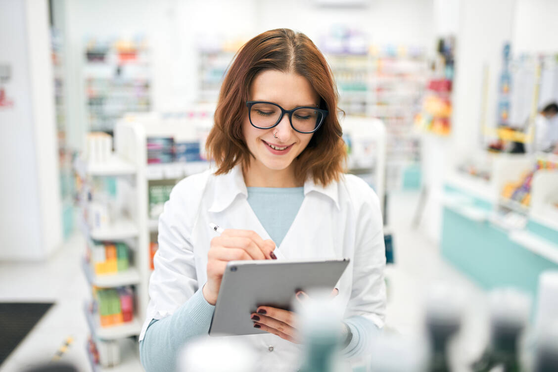 Laut einer aktuellen Umfrage des Bundesverbands PTA (BVpta) sei eine deutliche Mehrheit der PTA in der öffentlichen Apotheke bereit, mehr Kompetenzen in dieser zu übernehmen. / © Getty Images/Sergey Mironov