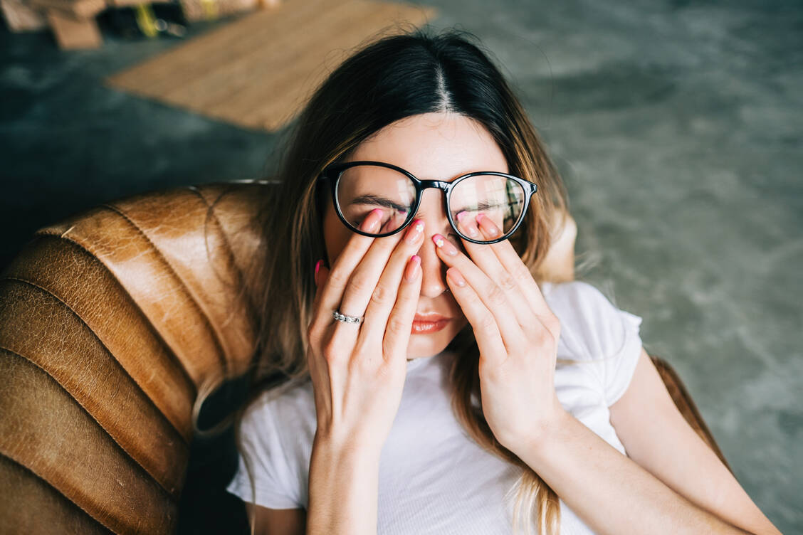Zu den Symptomen eines Burn-outs gehört emotionale und körperliche Erschöpfung. / © Getty Images/nikkimeel