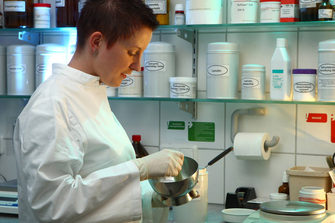 Eine Fantaschale aus Edelstahl leistet gute Dienste, um im Ansatz Agglomerate ausfindig zu machen. / © Adobe Stock/Glamourpixel /Marco Wydmuch