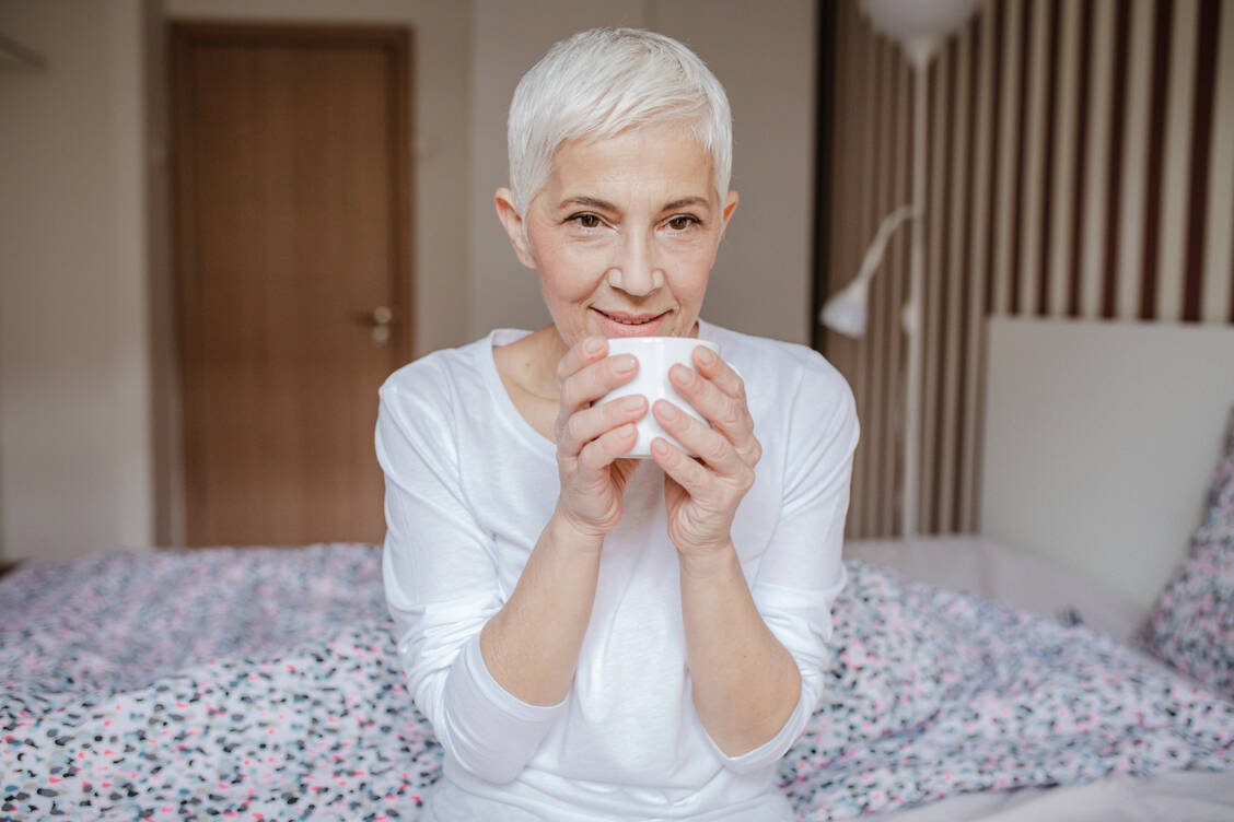 Eine aktuelle Metaanalyse zeigt einen leicht niedrigeres Brustkrebsrisiko bei regelmäßigem Kaffeekonsum – vor allem nach der Menopause.  / © Getty Images/blackCAT