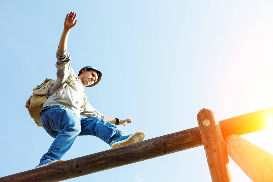Das Leben in Zeiten wie diesen kann ein Balanceakt aus Verzweiflung und Zuversicht sein. Letzteres lässt sich aktiv stärken. / © Adobe Stock/Alex from the Rock