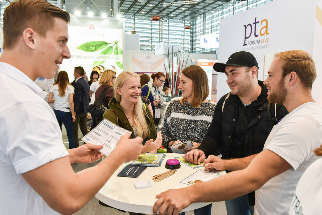 Fortbilden und Spaß haben: Zusammen macht der Besuch auf der Messe mehr Spaß als allein. / Foto: flickr/expopharm